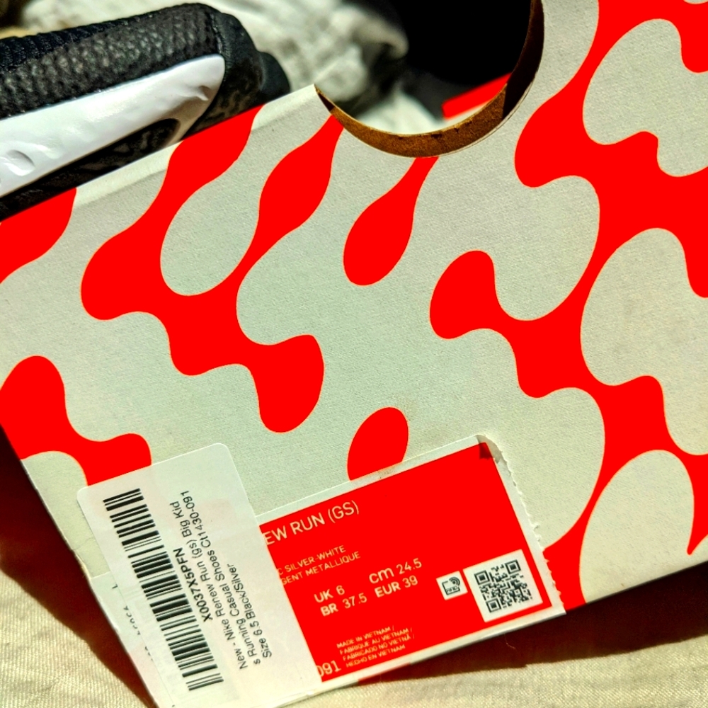 Brand New in Box Nike Renew Run, 6.5 Big Boys/men